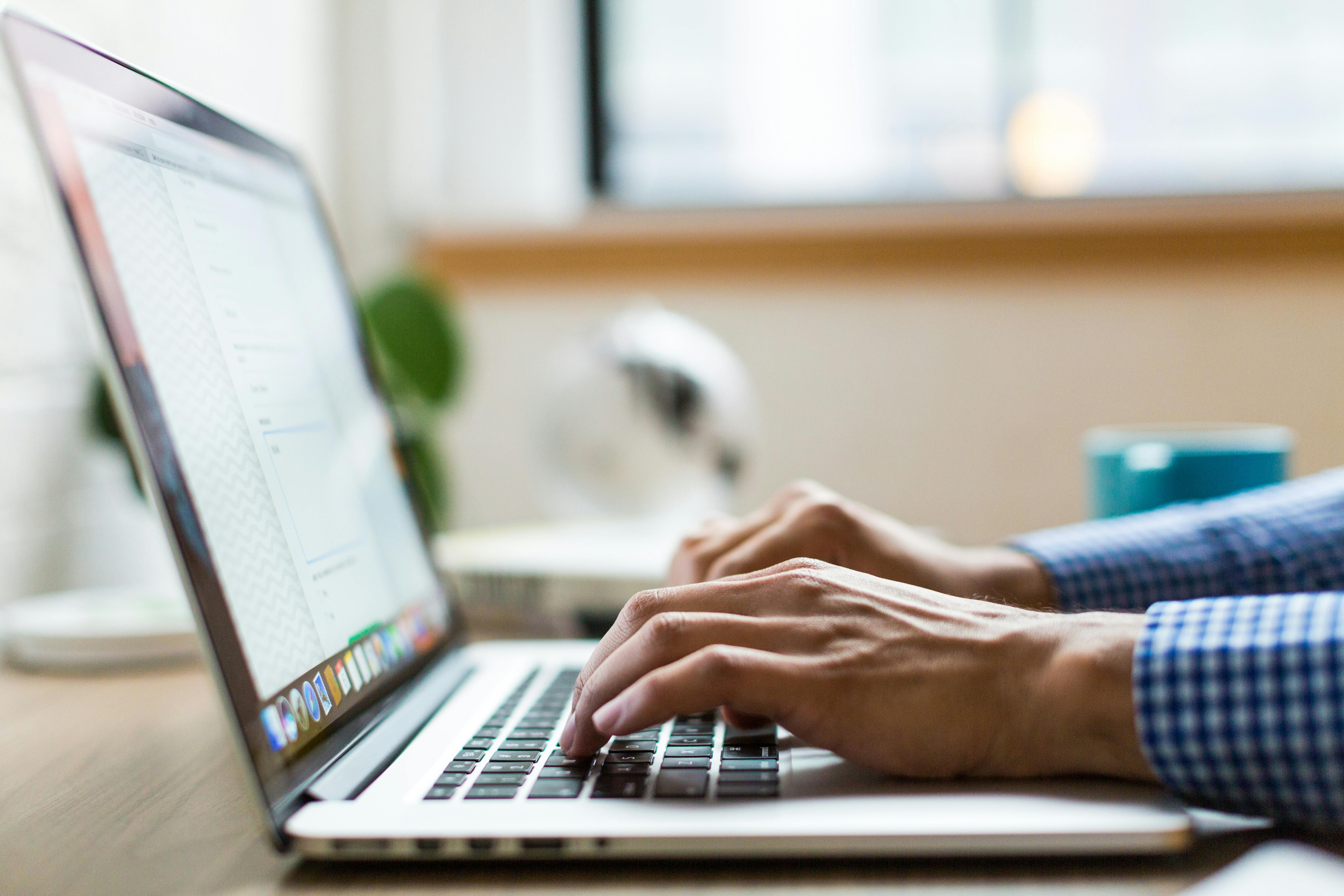 A man typing on a laptop computer | Source: Pexels