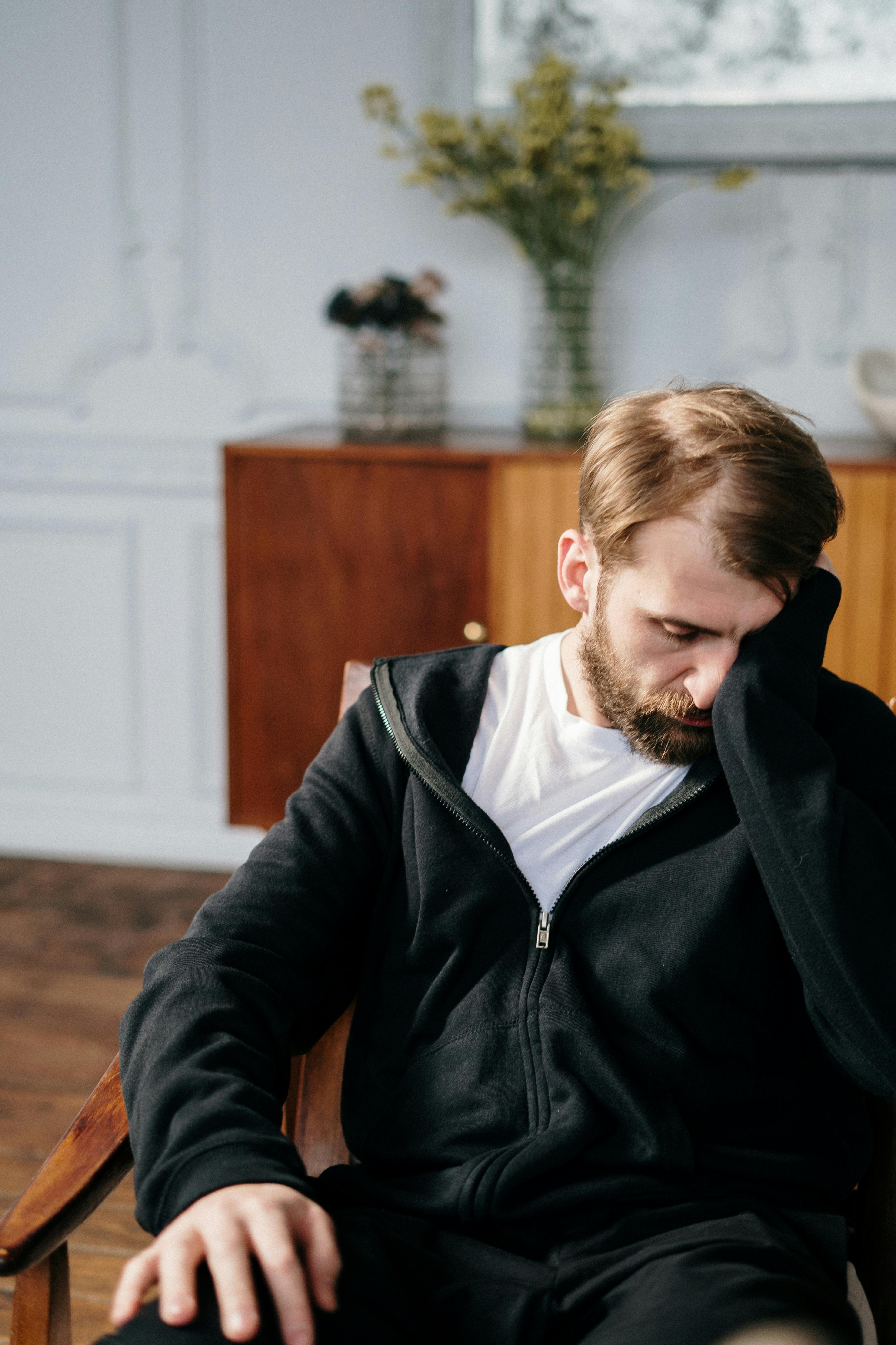 Sad man in a chair | Source: Pexels