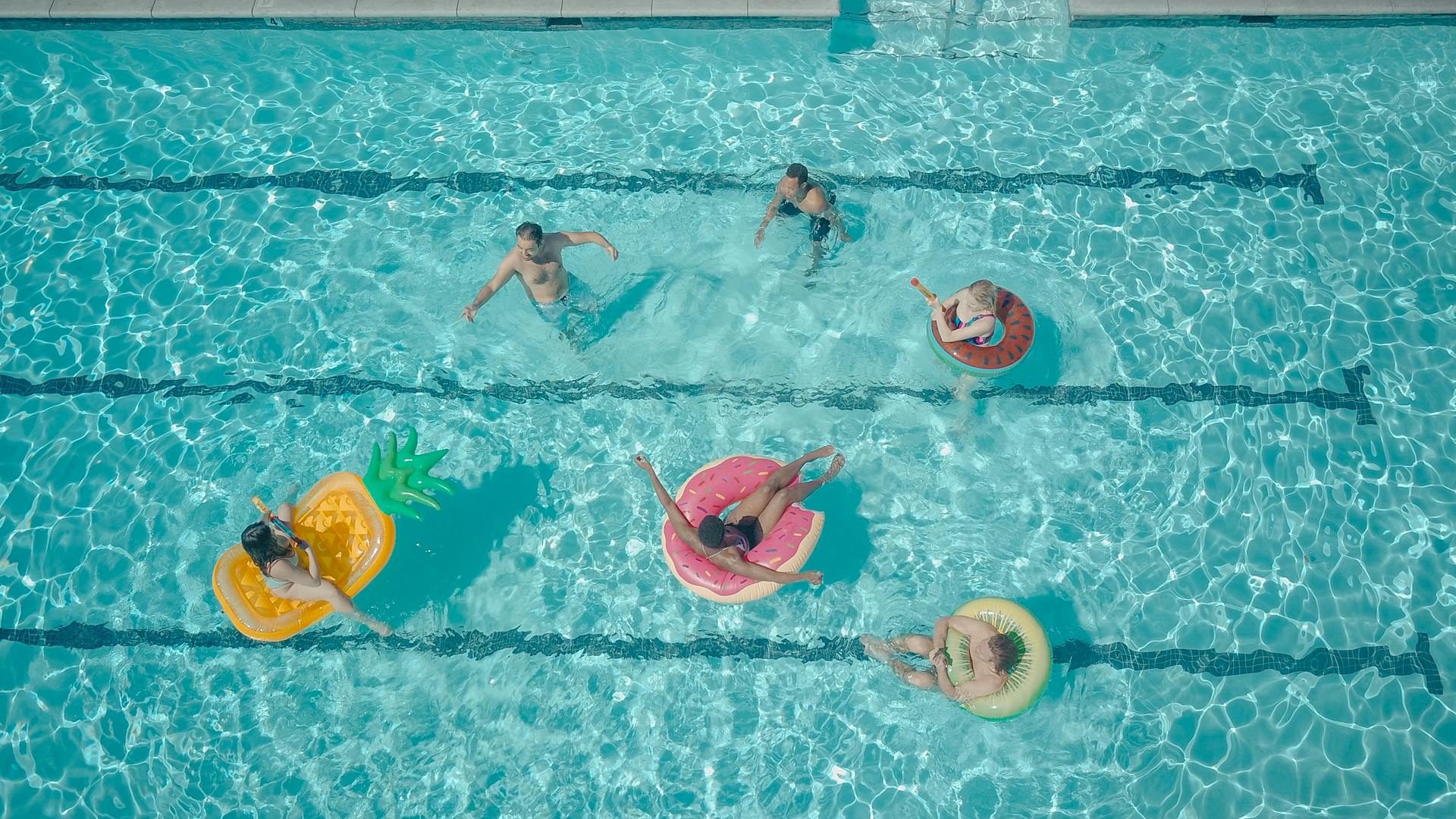 People in a pool | Source: Pexels