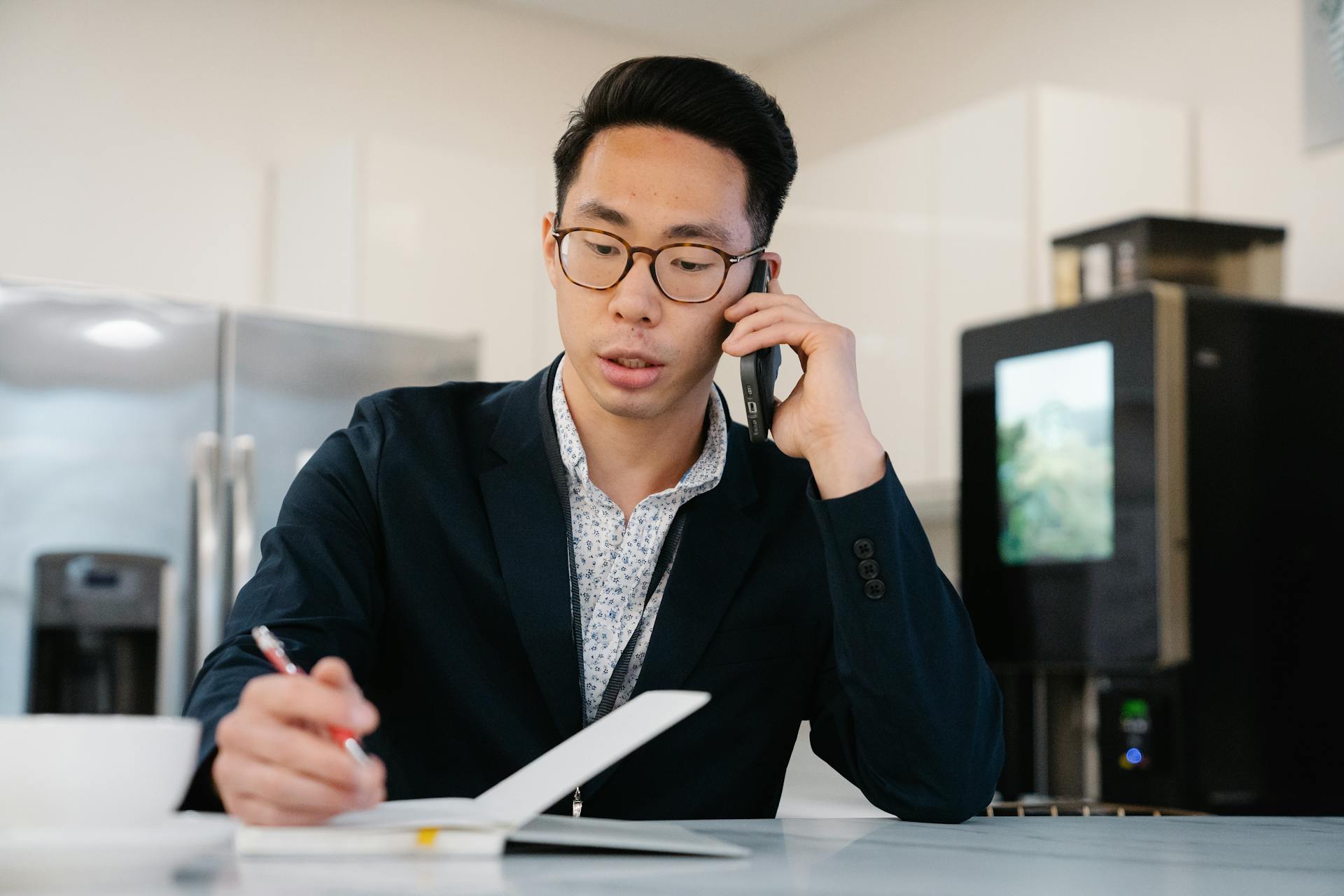 A man attending a phone call at work | Source: Pexels