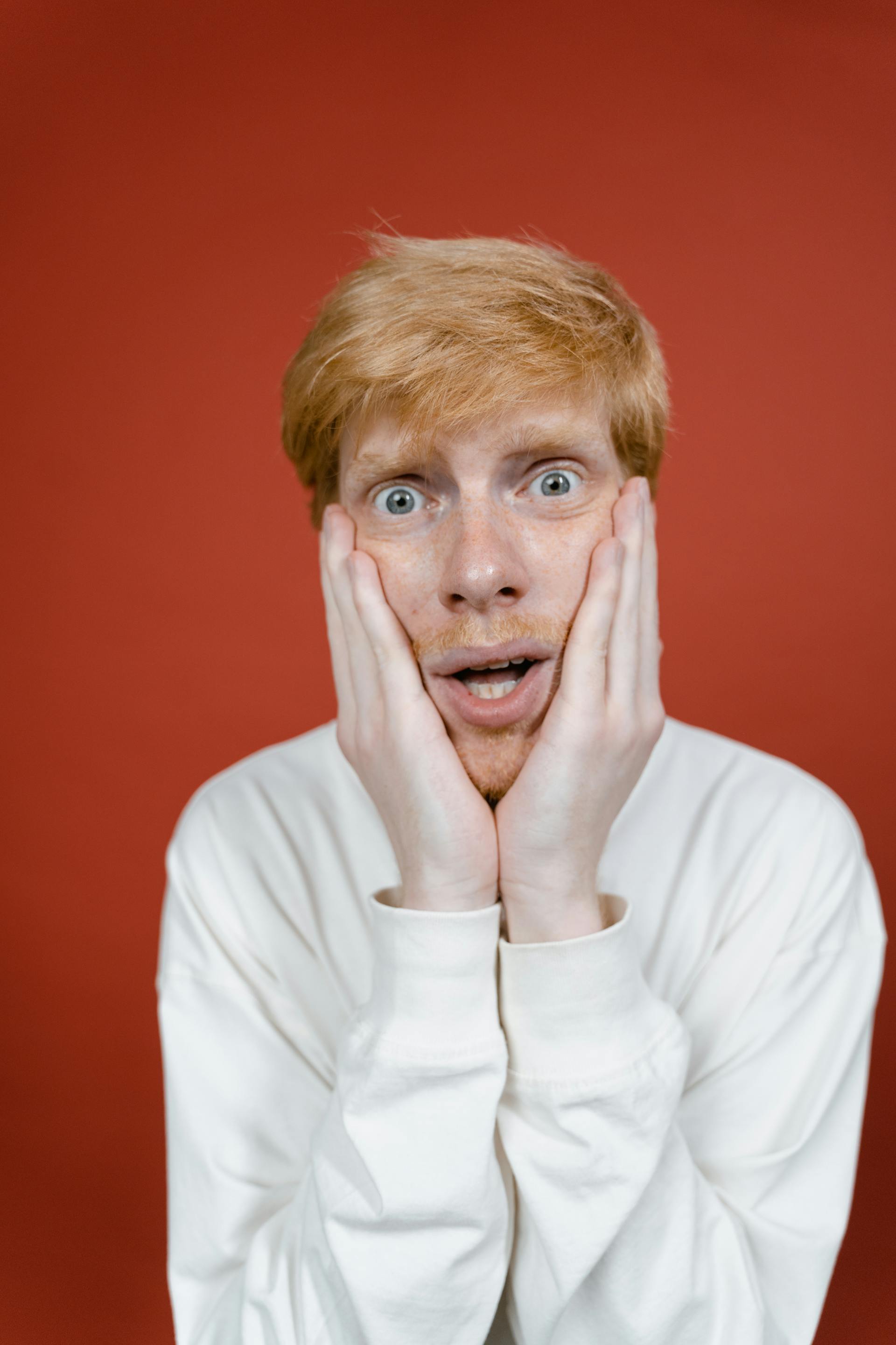 A man holding his face in shock | Source: Pexels