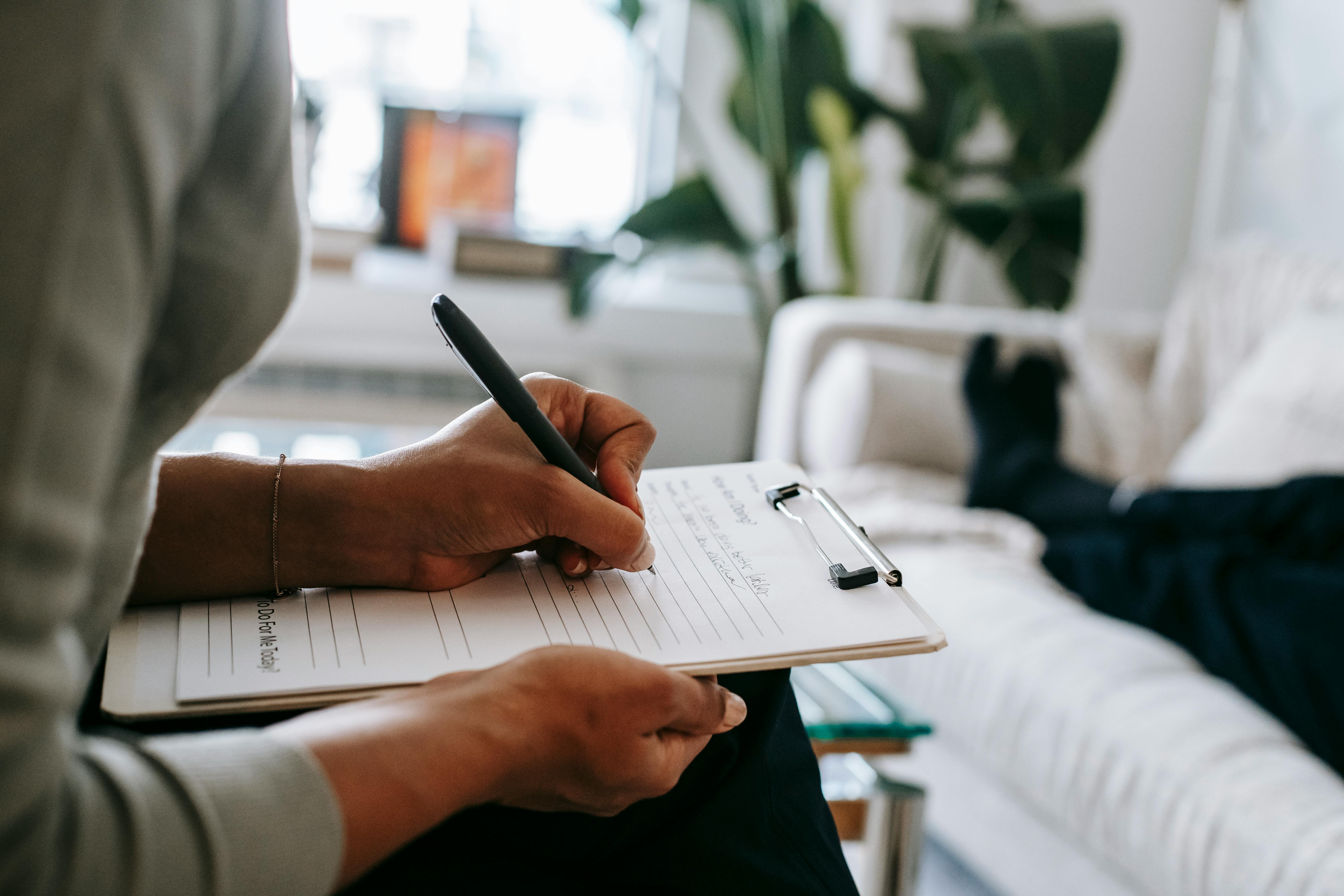 A therapist taking notes | Source: Pexels