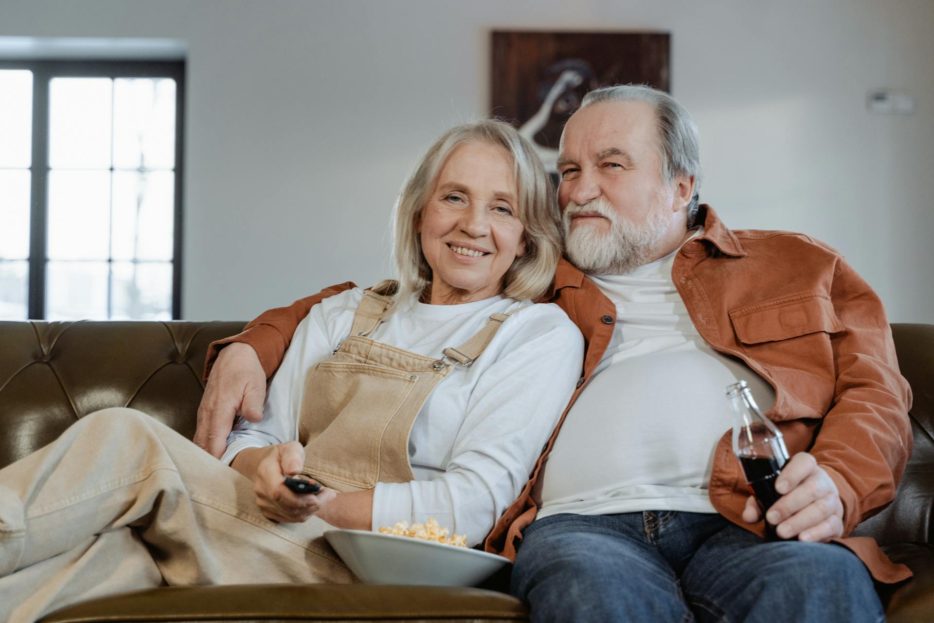 An older couple sitting on the couch | Source: Pexels