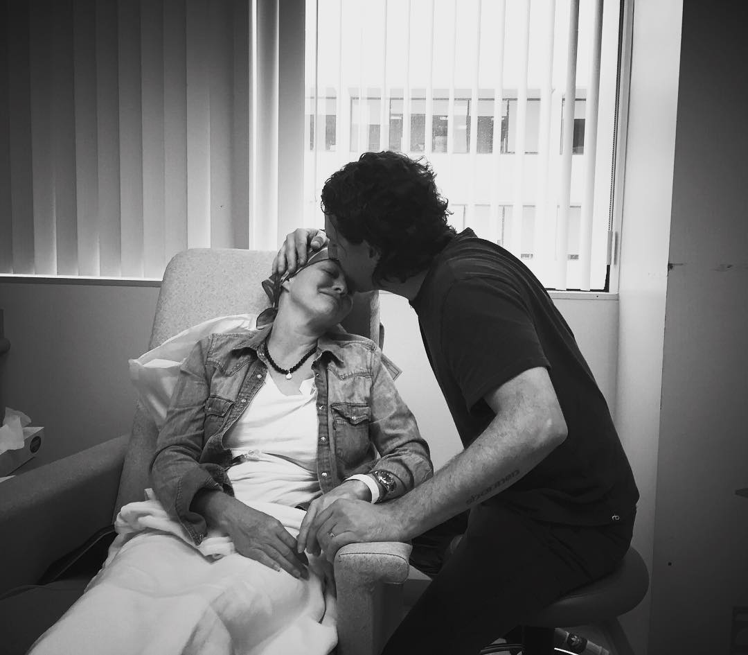 kurt iswarienko kissing shannen doherty on the head while undergoing chemo